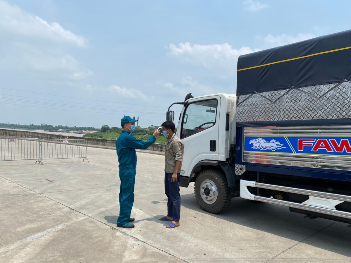 Cận cảnh chốt kiểm soát phòng, chống dịch tại cầu Đuống