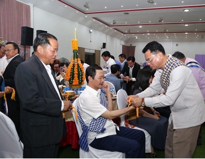 Tỉnh trưởng tỉnh Hủa Phăn buộc chỉ cổ tay cho Chủ tịch UBND tỉnh Thanh Hóa.