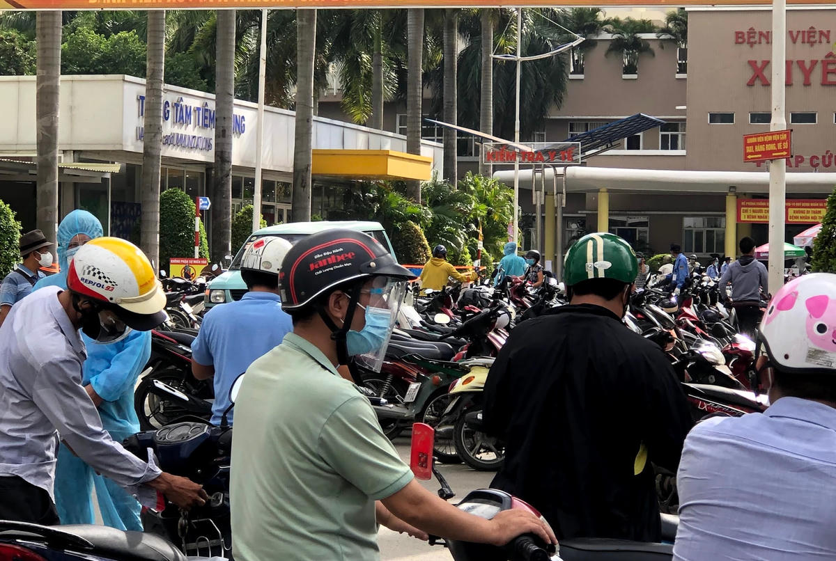 Hàng ngàn xe gắn máy ở bãi đậu xe bệnh viện. Tuy nhiên, một số người vừa tới cho biết nếu bây giờ (khoảng 8h30) lấy số thì chừng chiều mới tới lượt test nhanh. Hầu hết người có nhu cầu đi test nhanh là lấy giấy để có thể di chuyển tới các địa phương khác. Giá mỗi lần test là từ 300 ngàn đồng/người trở lên, tùy theo thời gian lấy kết quả.Dọc quốc lộ 22 ở cổng bệnh viện, khoảng hơn 100 phương tiện ôtô tải, xe chạy dịch vụ đưa đón, xe cá nhân.. đang đậu hàng dài vì tài xế đang đợi kết quả xét nghiệm.