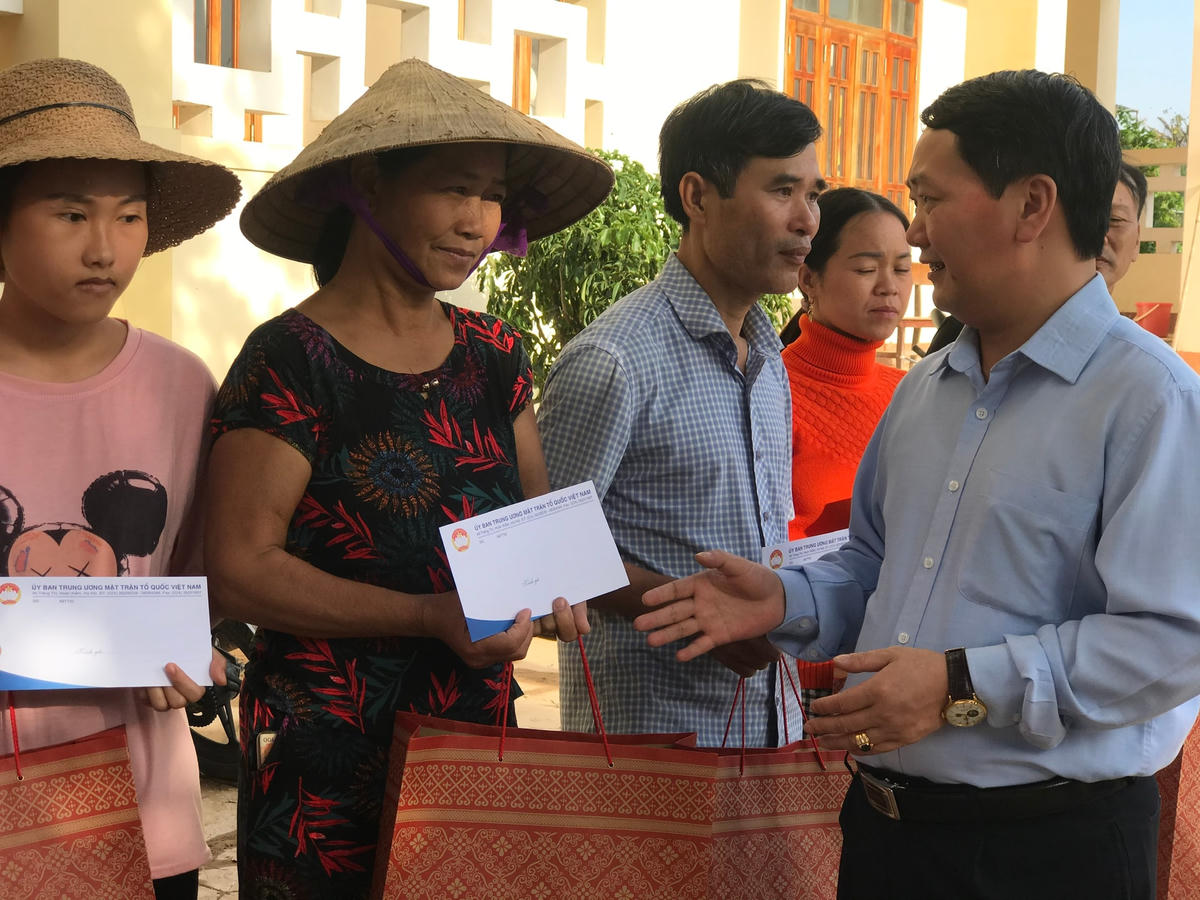 Phó Chủ tịch - Tổng Thư ký Hầu A Lềnh động viên các gia đình bị thiệt hại do mưa lụt ở huyện Cẩm Xuyên, tỉnh Hà Tĩnh, tiếp tục vượt lên khó khăn, tái thiết lại cuộc sống.