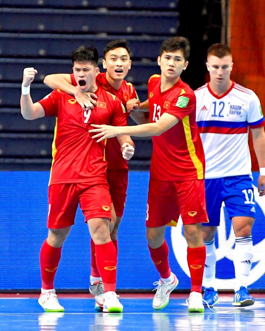 Đắc Huy (ngoài cùng bên trái) được đồng đội chúc mừng sau khi ghi bàn vào lưới đội Nga ở World Cup Fusal.