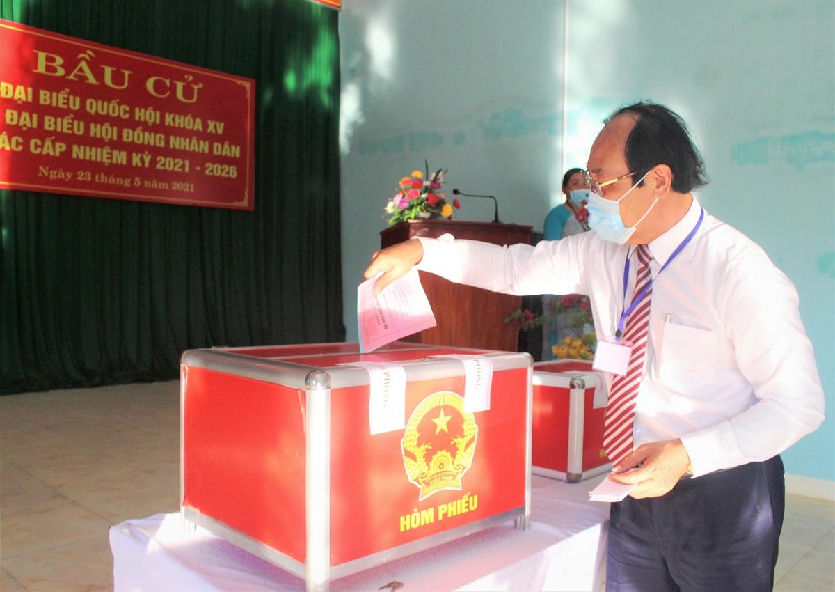 Cử tri Võ Xuân Ca đang thực hiện việc bỏ phiếu.