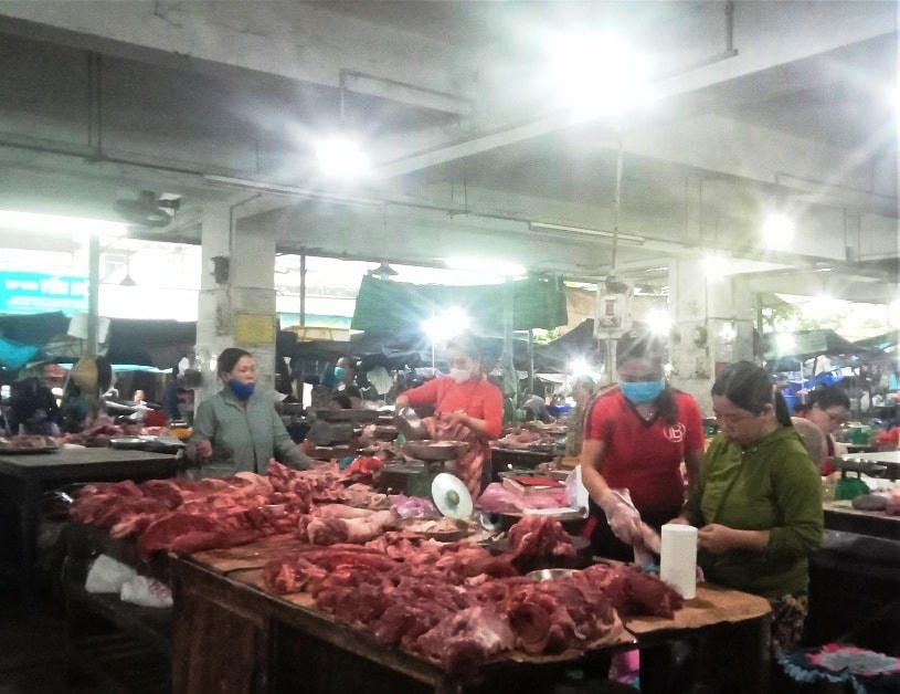 Thịt heo, thịt bò giá cả không biến động.