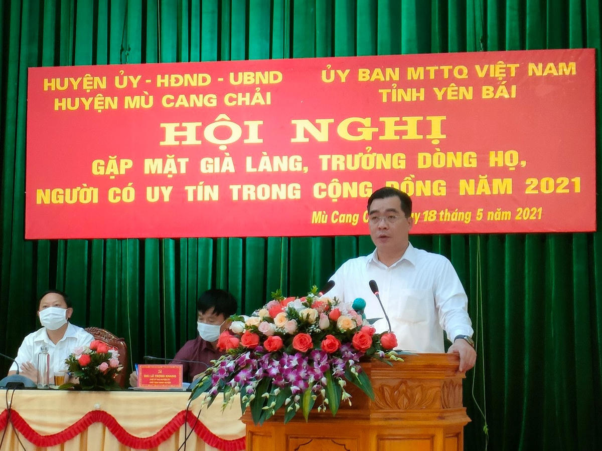 Ông Nông Việt Yên, Bí thư Huyện ủy Mù Cang Chải lắng nghe ý kiến và những phát biểu hiến kế của già làng, trưởng bản.