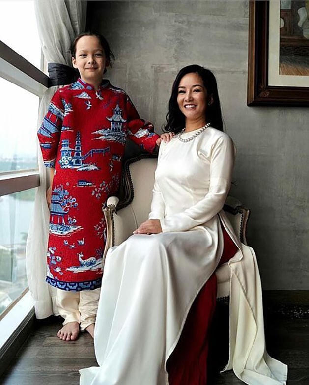 Ca sĩ Hồng Nhung và con trai cùng diện áo dài đón Tết.  