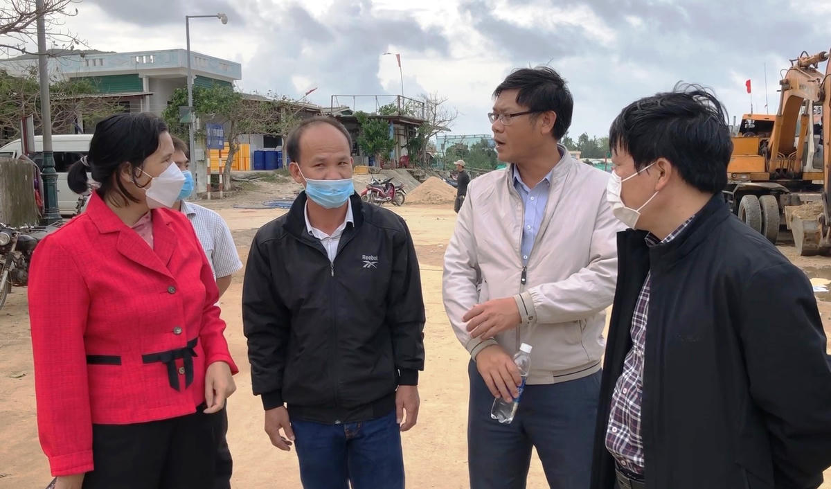 Lãnh đạo huyện Lý Sơn đi kiểm tra công tác ứng phó cơn bão số 9.