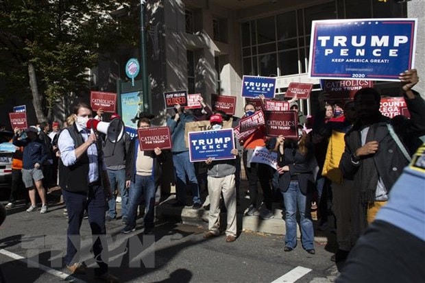Những người ủng hộ Tổng thống Mỹ Donald Trump biểu tình tại thành phố Philadelphia, bang Pennsylvania ngày 5/11/2020. Ảnh: AFP/TTXVN.  