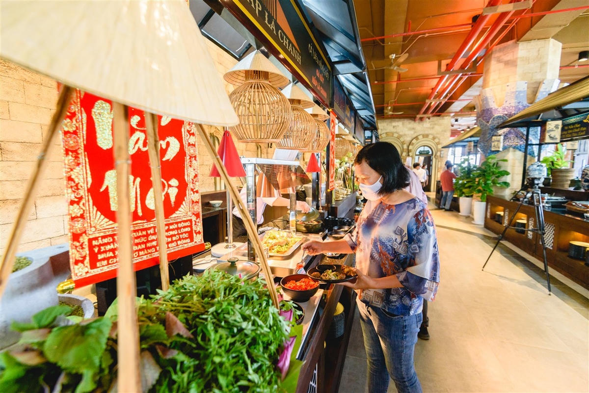 Nhà hàng Vân Sơn trên đỉnh núi.