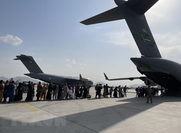 Người dân xếp hàng lên máy bay quân sự của Mỹ ở sân bay quốc tế Kabul (Afghanistan), để rời khỏi quốc gia Tây Nam Á. (Ảnh: THX/TTXVN).