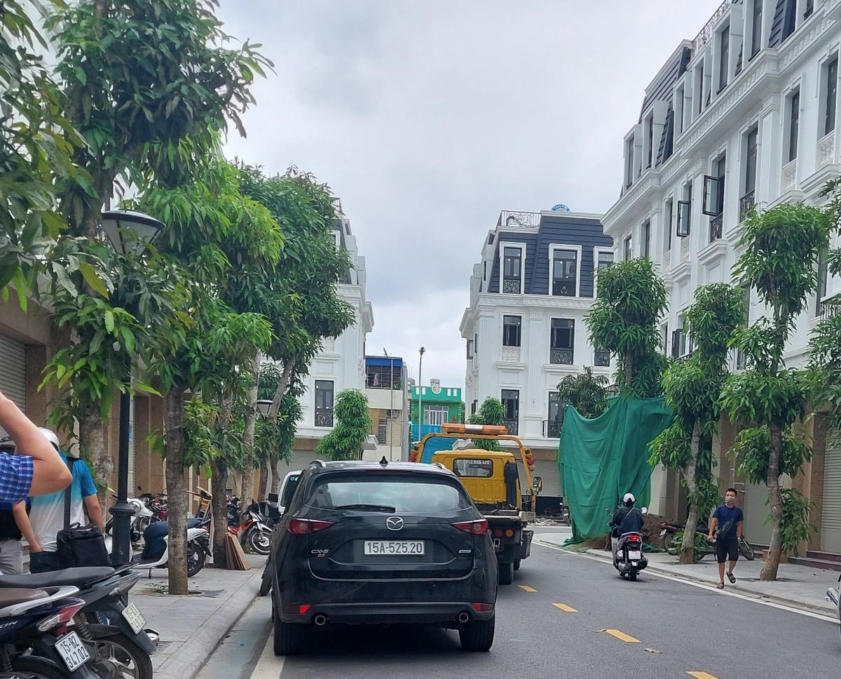 Chiếc ô tô được nhóm đối tượng dùng đâm ngã hai nạn nhân.