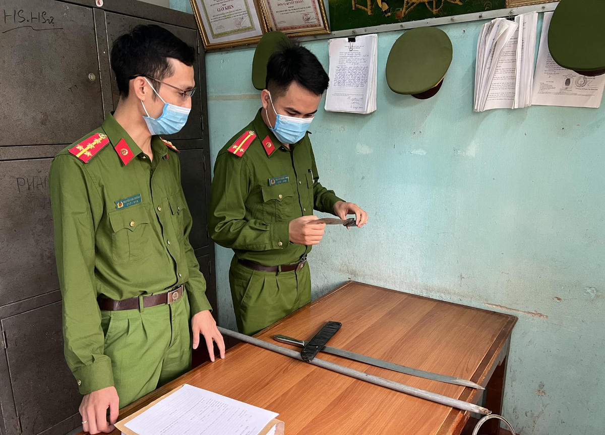 Công an huyện Thiệu Hóa thu giữ hung khí của vụ ẩu đả.