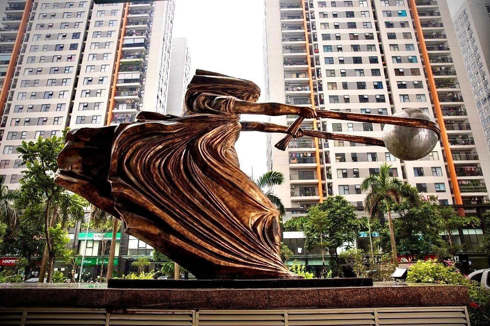 Bức tượng đặt tại sảnh trước tòa nhà The Van Phu – Victoria, Khu đô thị mới Văn Phú, quận Hà Đông.