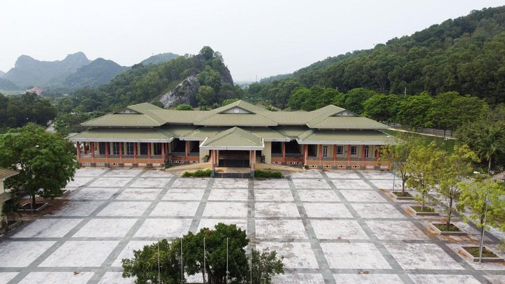 Trung tâm hội nghị Hàm Rồng là công trình được đầu tư xây dựng nhằm phục vụ các sự kiện văn hóa trọng đại của TP Thanh Hóa và tỉnh Thanh Hóa. Tháng 12/2012, công trình được khởi công và đến tháng 11/2014 thì hoàn thành. Năm 2015, Trung tâm hành chính của Thành ủy, UBND TP Thanh Hóa chuyển sang xây dựng tại vị trí mới nên đã sử dụng Trung tâm hội nghị Hàm Rồng là nơi làm việc tạm thời.  