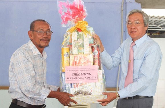 Ông Lê Văn Bình, Chủ tịch Ủy ban MTTQ Việt Nam tỉnh Ninh Thuân đến thăm và tặng quà Trưởng ban Hakem Thánh đường 102.