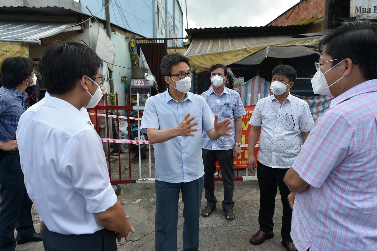 Phó Thủ tướng Vũ Đức Đam đến thị sát, kiểm tra công tác phòng, chống dịch Covid-19 tại một khu nhà trọ công nhân đang bị phong toả tại quận Bình Tân, TP HCM.