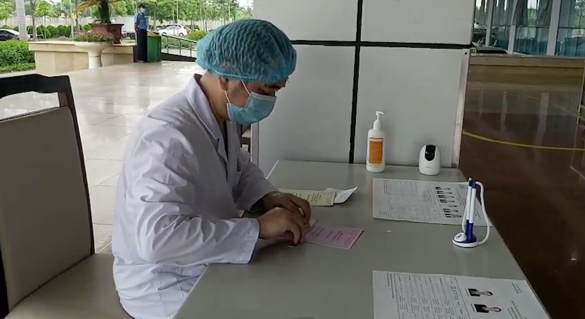 Một y bác sĩ đang lựa chọn đại biểu cho lá phiếu của mình. Ảnh: CTV. 