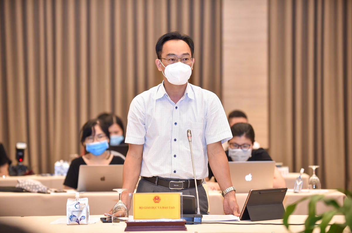 Thứ trưởng Bộ GDĐT Hoàng Minh Sơn trả lời báo chí tại họp báo. Ảnh: VGP.