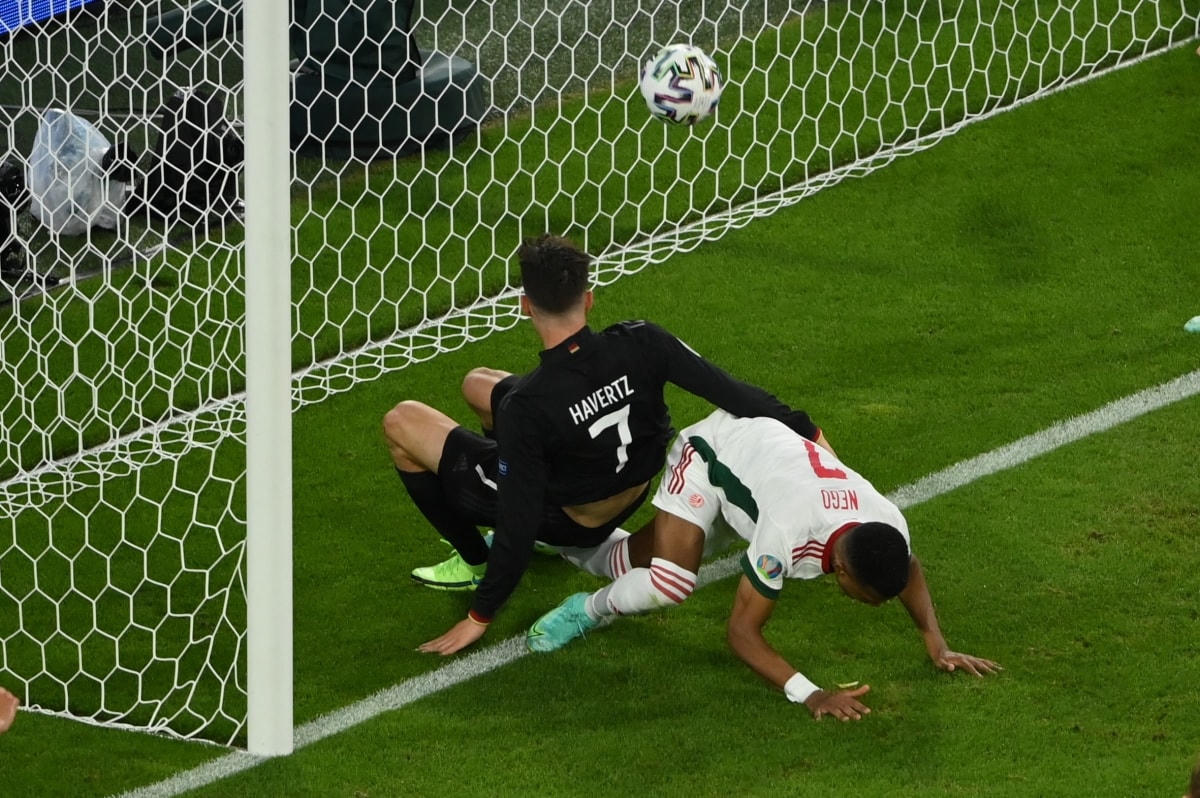 Kai Havertz thoải mái đánh đầu vào lưới trống.