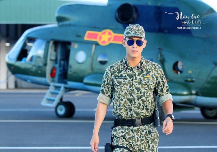 Đại úy Duy Kiên do Song Luân thủ vai trong Hậu duệ mặt trời bản Việt.