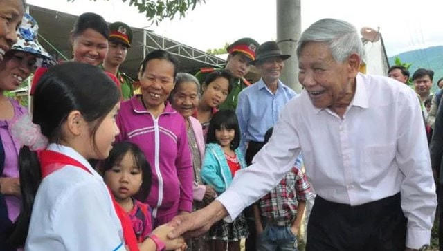 Nguyên Tổng Bí thư Lê Khả Phiêu thăm làng Phương Trung, xã Đại Quang, huyện Đại Lộc, tỉnh Quảng Nam, tháng 3/2016. Ảnh: Hoàng Liên.
