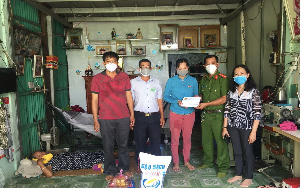 Chị Nguyễn Thị Kim Vàng nhận được món quà của Giám đốc Công an tỉnh An Giang.