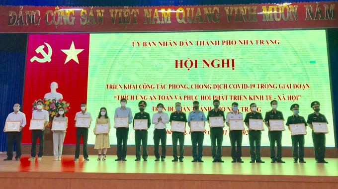 Ông Hồ Văn Mừng, Bí thư Thành ủy Nha Trang, trao giấy khen cho các tập thể có thành tích xuất sắc trong công tác đóng góp và hộ trợ phòng, chống dịch Covid-19.