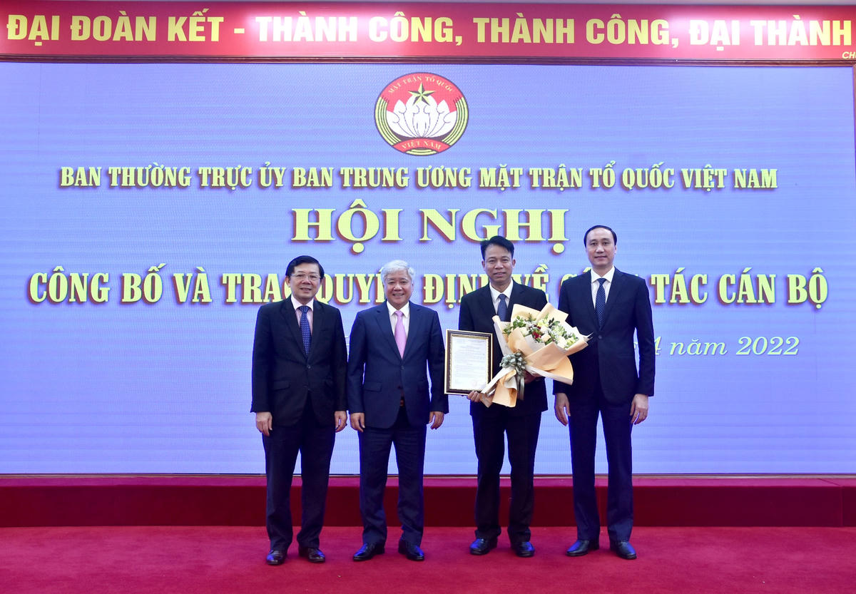 Chủ tịch Đỗ Văn Chiến trao quyết định bổ nhiệm cho TS Lê Mậu Nhiệm.