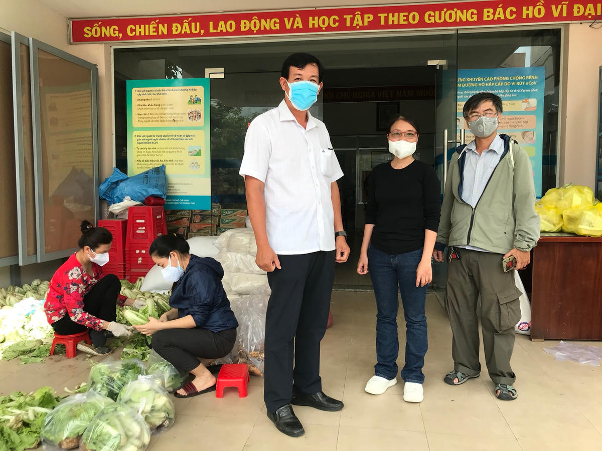 Chị Phúc sau khi vận động được 500kg gạo ngay lập tức tặng 250kg gạo cho phường Bình Trị Đông B.