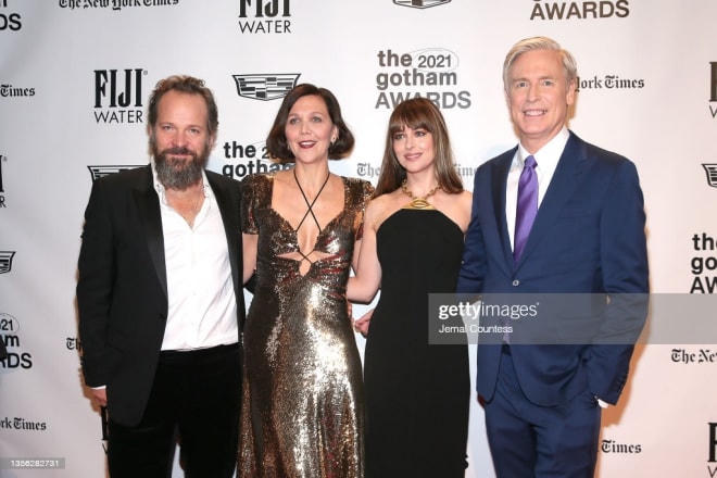 Peter Sarsgaard, Maggie Gyllenhaal, Dakota Johnson và Jeffrey Sharp tham dự lễ trao giải (từ trái qua). Ảnh: Getty Images.
