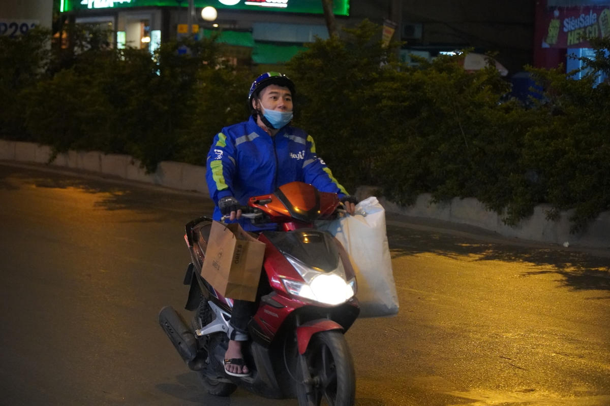 Theo Trung tâm Dự báo Khí tượng Thuỷ văn Quốc gia, ngày 28/12, tại khu vực Hà Nội nhiều mây, có mưa vài nơi, sáng sớm có sương mù và sương mù nhẹ rải rác. Gió đông bắc cấp 3 - 4. Trời rét đậm. Nhiệt độ thấp nhất 10 - 12 độ C. Nhiệt độ cao nhất 14 - 16 độ C.