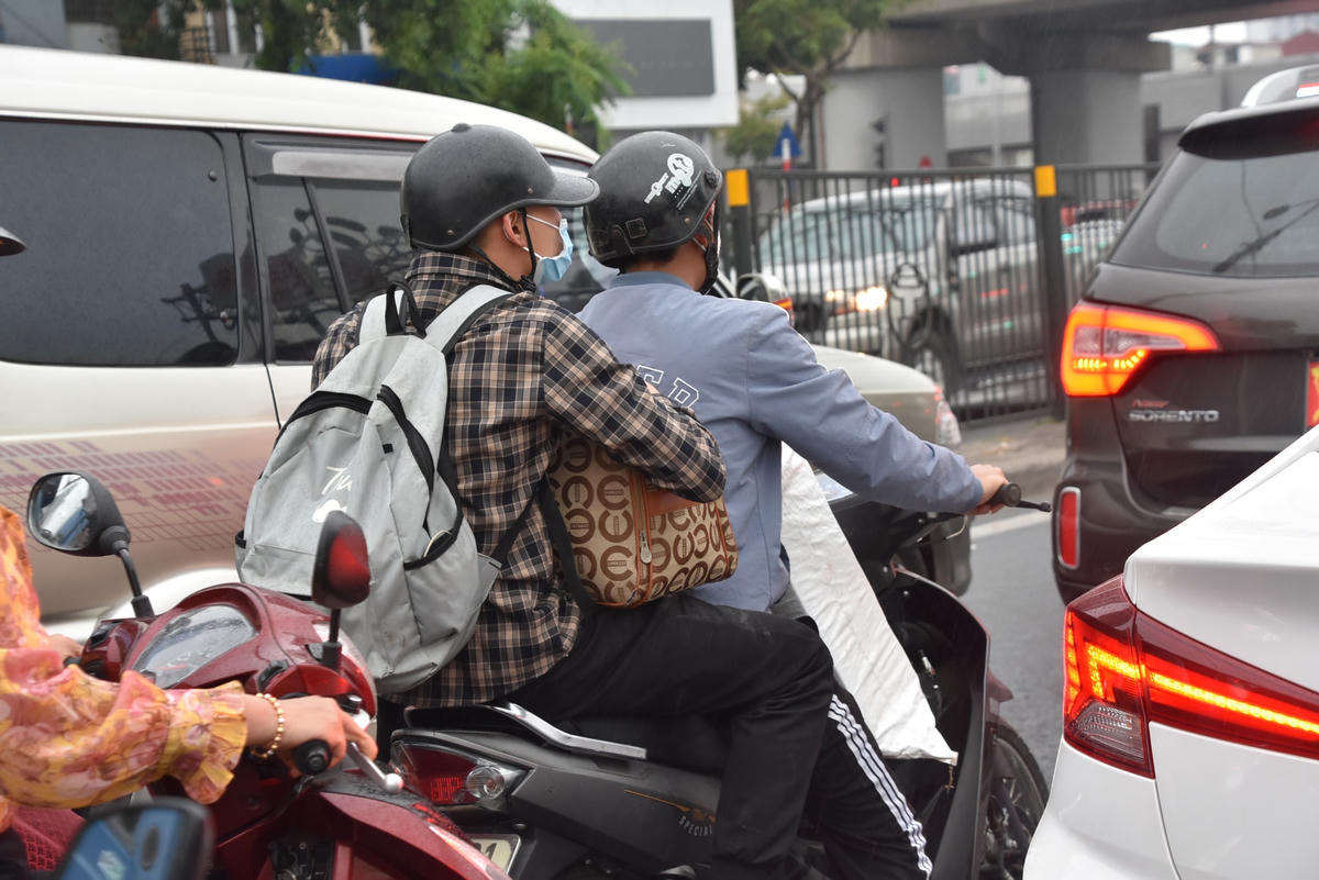 Nhiều người tay xách nách mang hành lý từ quê trở về Hà Nội sau thời gian dài nghỉ lễ.