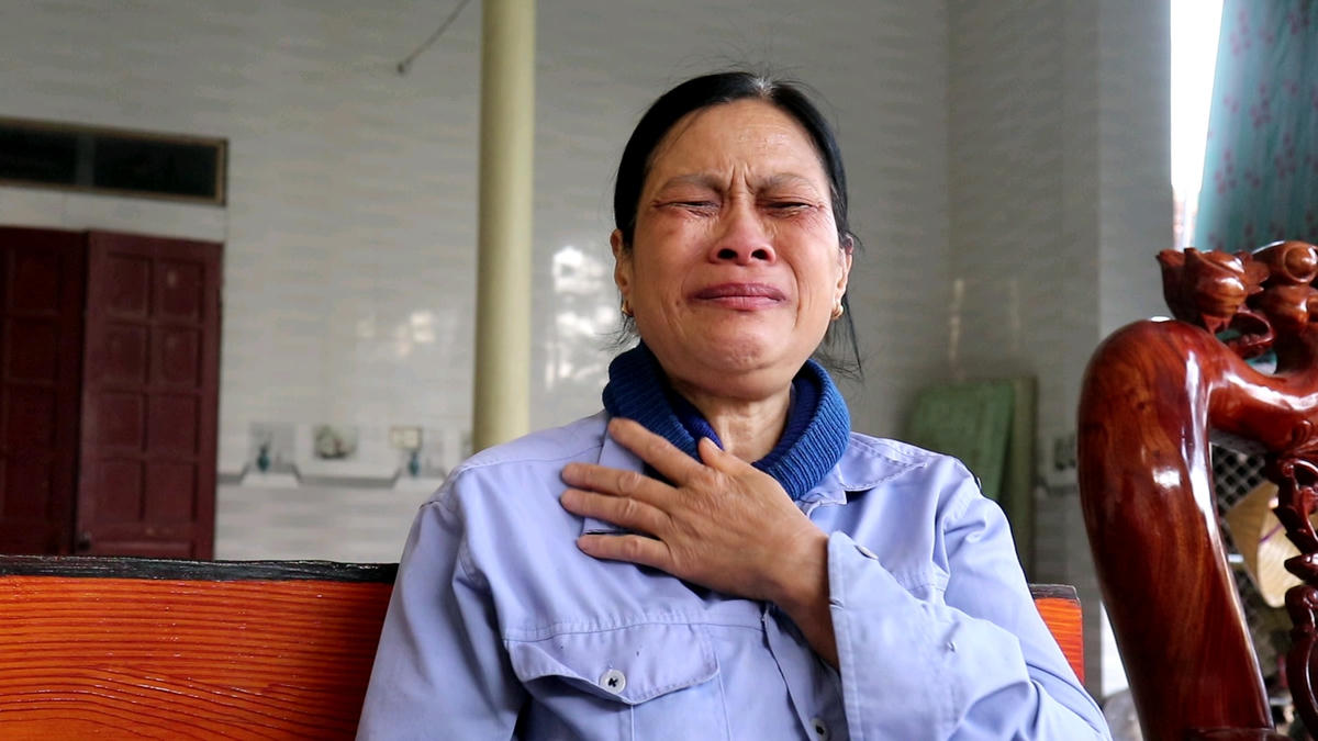 Bà Thiếp nước mắt lưng tròng khi nghĩ đến thời khắc sinh tử khi con trai lao vào biển lửa cứu người.