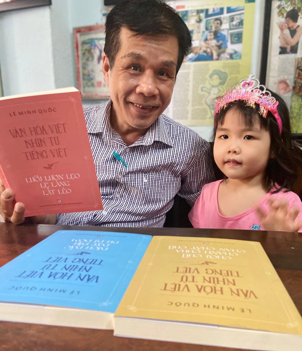 Nhà thơ Lê Minh Quốc và con gái.