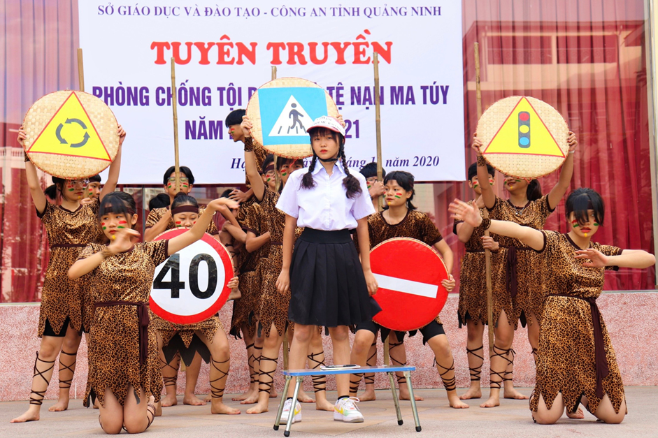 Trường TH, THCS & THPT Văn Lang (TP Hạ Long) luôn đi đầu trong các hoạt động giáo dục ngoài giờ lên lớp với mỗi tháng 1 chủ đề giúp học sinh phát triển khả năng trên mọi phương diện.