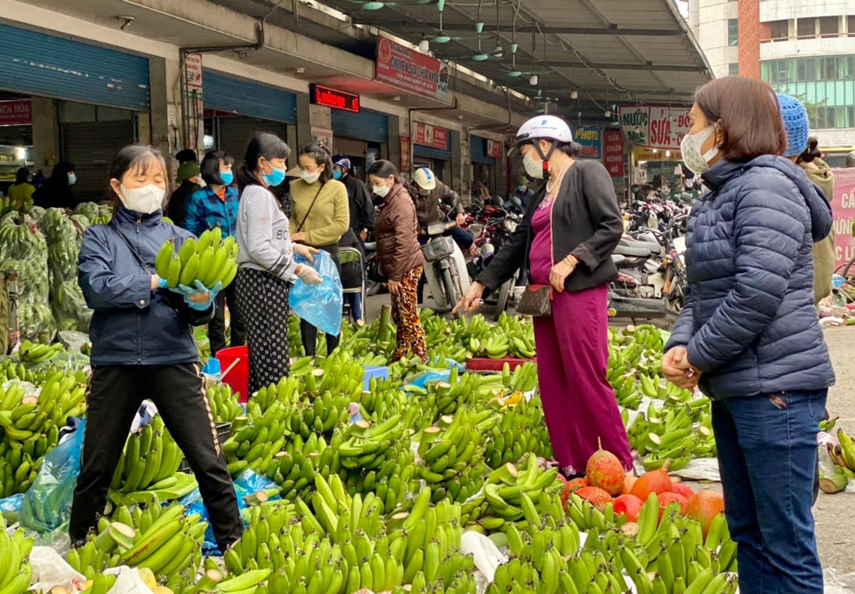 Các tiểu thương rất phấn khởi vì sức mua của người dân tăng mạnh.Mọi người đều tất bật mua sắm, nhiều người tay xách nách mang vô số thứ nhưng vẫn nán lại để sắm sửa thêm cho một cái Tết đầy đủ, tươm tất.