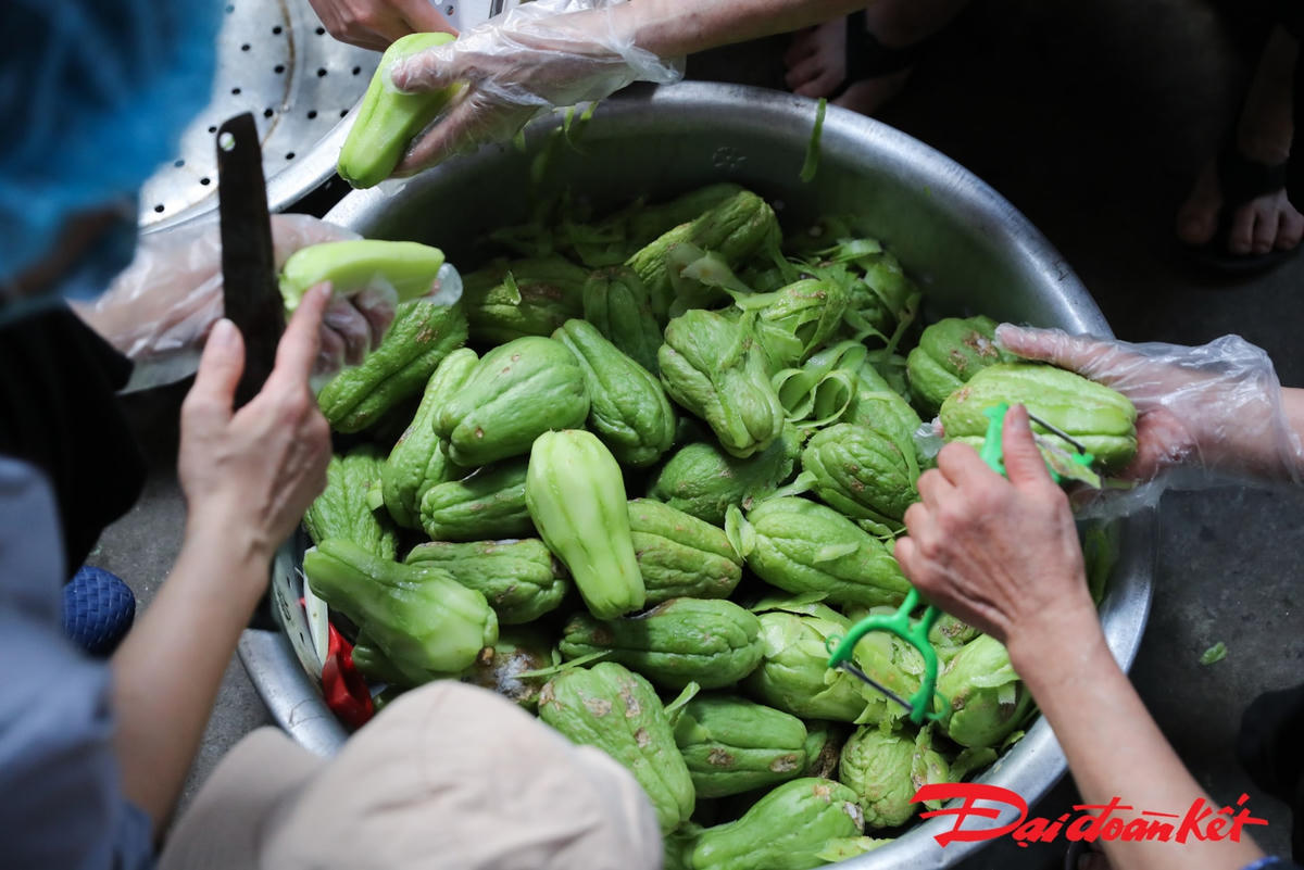 [ẢNH] Phật tử chùa Đống - Phúc Long Tự nấu cơm tặng người cách ly ở Bệnh viện K - Ảnh 5