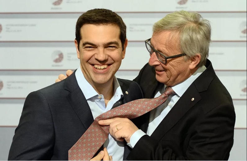Cựu Thủ tướng Hy Lạp Alexis Tsipras (trái) và cựu Chủ tịch Ủy ban châu Âu Jean-Claude Juncker (phải) vui vẻ cười đùa tại Hội nghị Thượng đỉnh Đối tác phía Đông của Liên minh châu Âu (EU) lần thứ tư tại Riga, năm 2015.