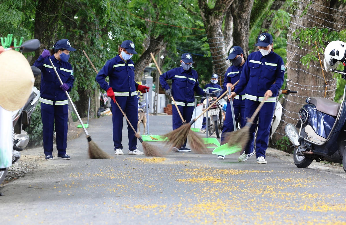 Công nhân nhiệt tình và vui vẻ dọn vệ sinh ở vườn sưa.