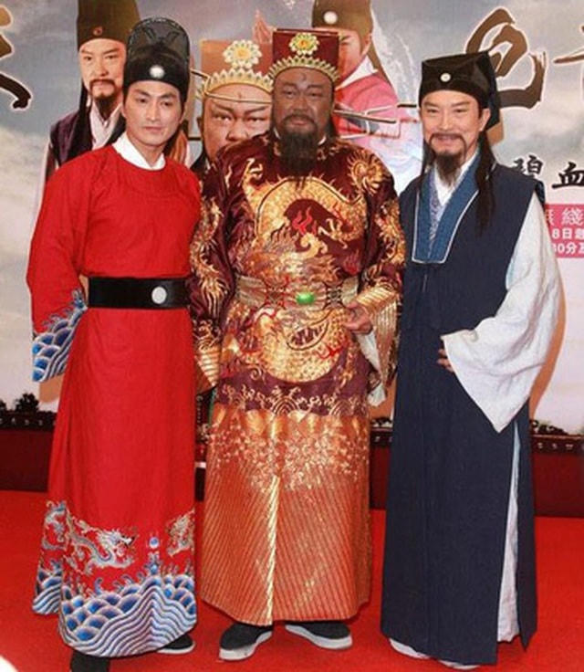 Hà Gia Kính nổi tiếng nhờ bộ phim truyền hình "Bao Thanh Thiên" (năm 1993).