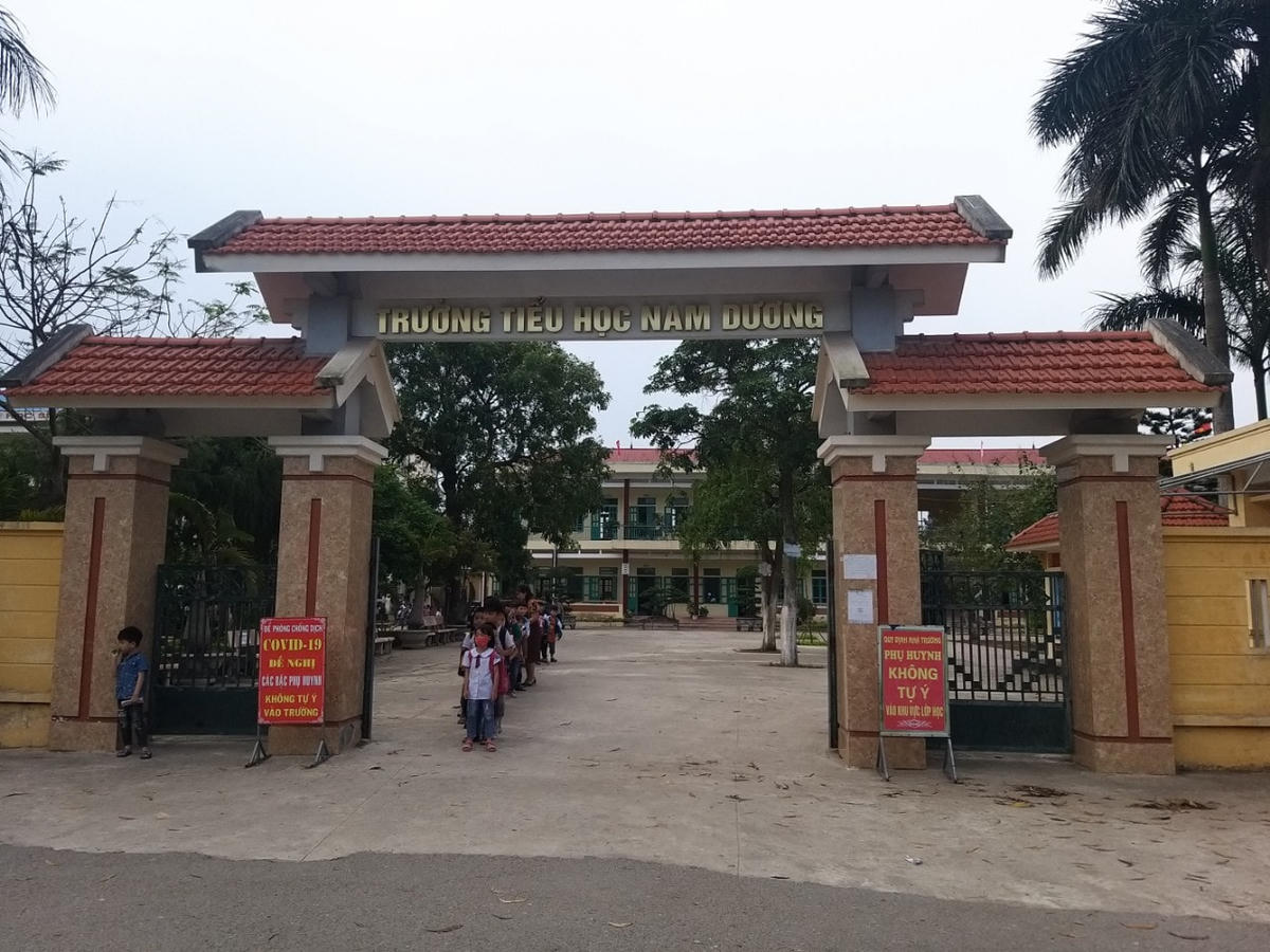 Như nhiều cơ sở giáo dục ở Nam Định, từ nhiều nguồn lực, Trường Tiểu học xã Nam Dương được nhà nước và nhân dân đầu tư xây dựng cơ sở vật chất khá khang trang, theo các tiêu chi trường chuẩn quốc gia. Ngoài hệ thống phòng học, phòng chức năng được xây dựng kiên cố, hiện đại, khuôn viên trường rợp bóng cây xanh.