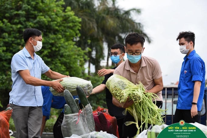 Tuấn Anh (thứ hai từ phải sang) đang tiếp nhận thực phẩm cứu trợ cho công nhân. Ảnh: Huyện đoàn Việt Yên.