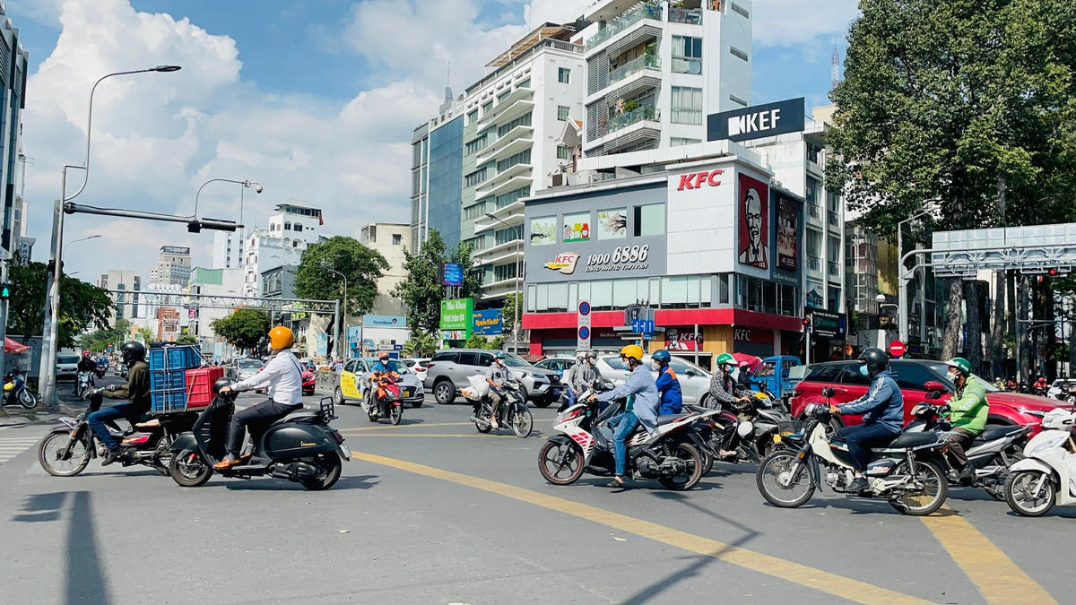 Ngày mai là đến Giáng Sinh 2021, không khí lễ hội đã ngập tràn tại nhiều tuyến phố ở TP Hồ Chí Minh.