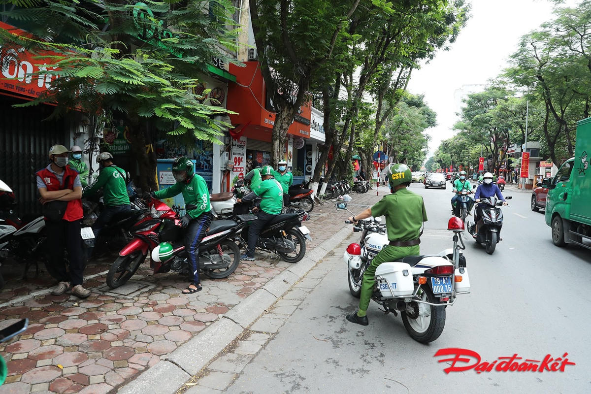 [ẢNH] Hà Nội: Nhà hàng, cơ sở ăn uống chỉ bán mang về, đơn ‘online’ tăng đột biến