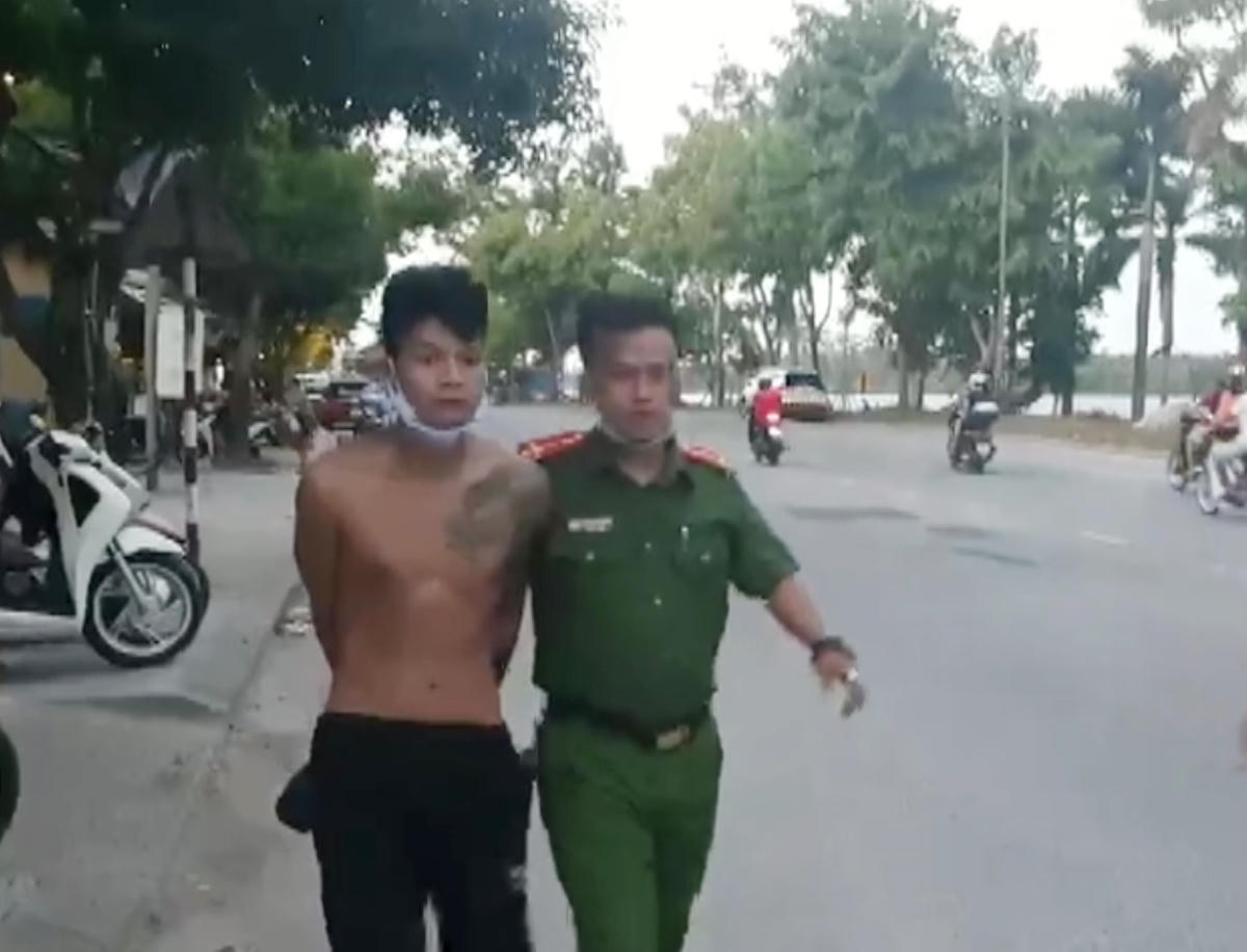 Đối tượng Thịnh bị cơ quan Công an bắt giữ khi đang bỏ trốn.