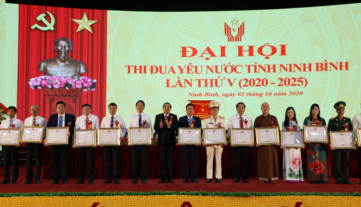 Chủ tịch UBND tỉnh khen thưởng các tập thể, cá nhân tiêu biểu