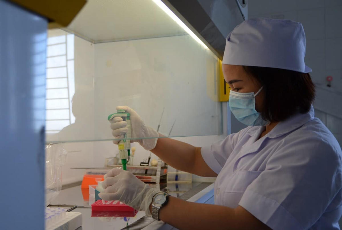 Cán bộ CDC Thanh Hóa tiến hành xét nghiệm các mẫu SARS-CoV-2.