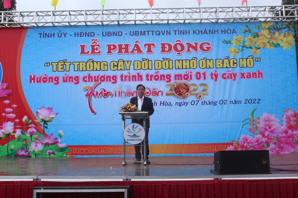 Ông Nguyễn Tấn Tuân đang phát biểu tại buổi lễ.