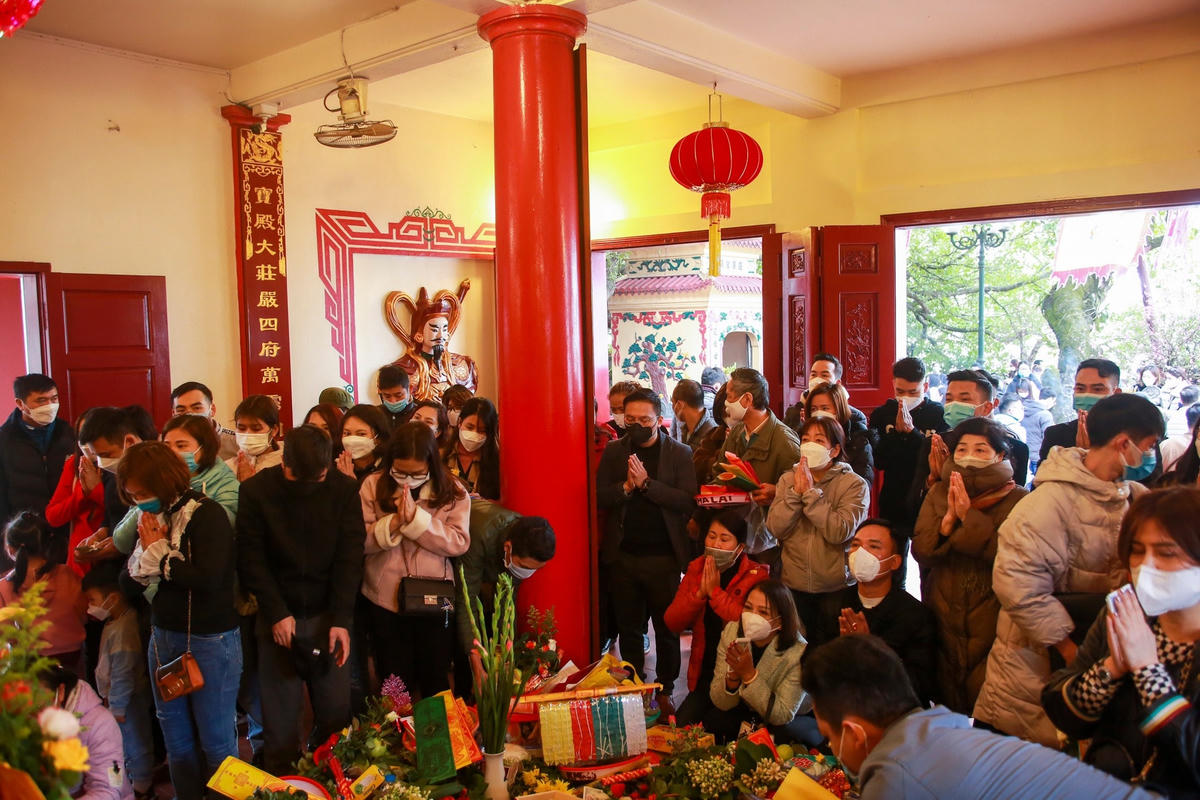 Hàng nghìn người dân đến lễ bái, cầu may tại Phủ Tây Hồ.