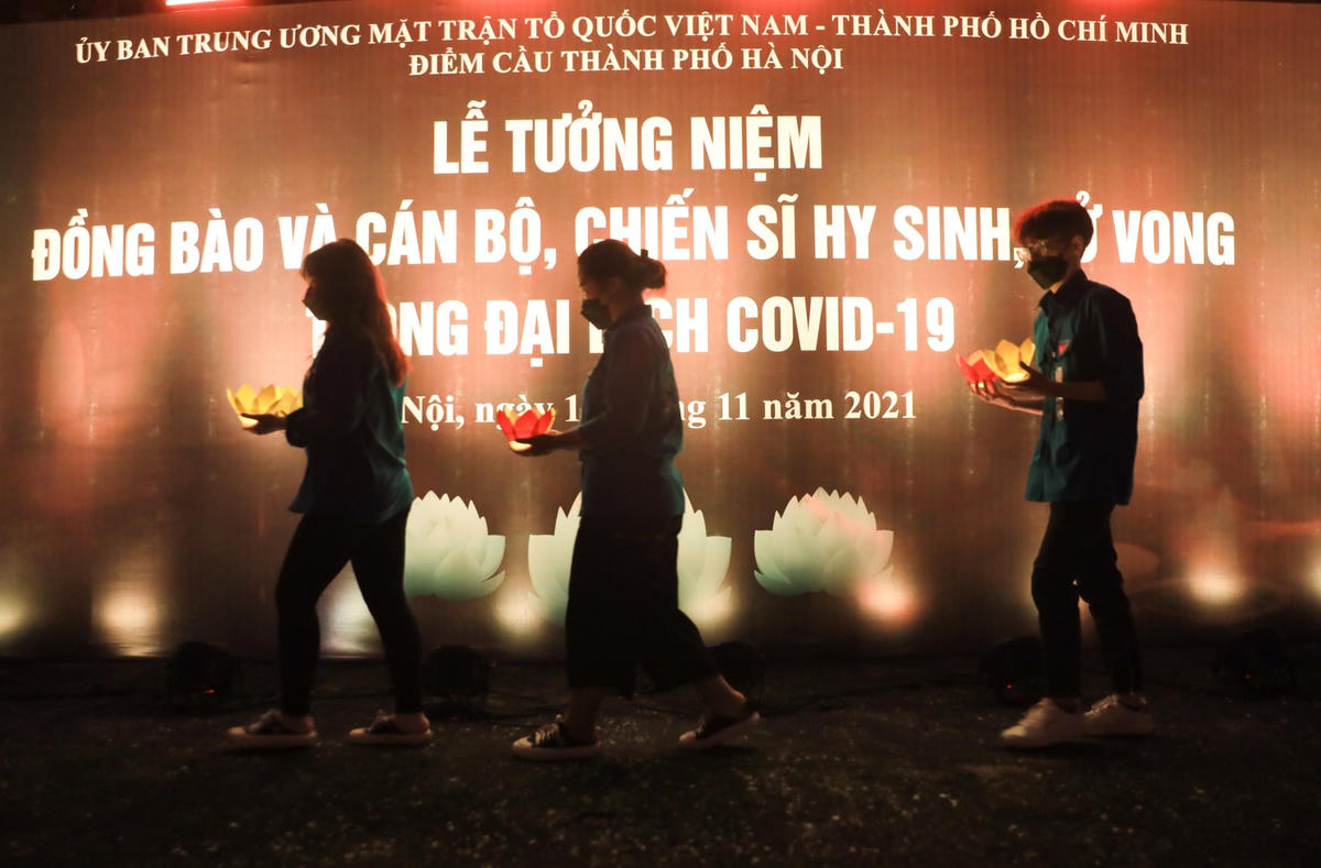 Nghi thức thả hoa đăng được thực hiện tại Công viên Thống Nhất, TP Hà Nội.