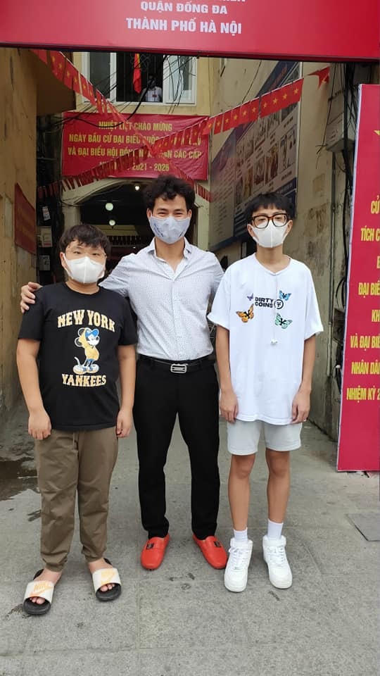 NSƯT Xuân Bắc cùng 2 con đến địa điểm bầu cử.